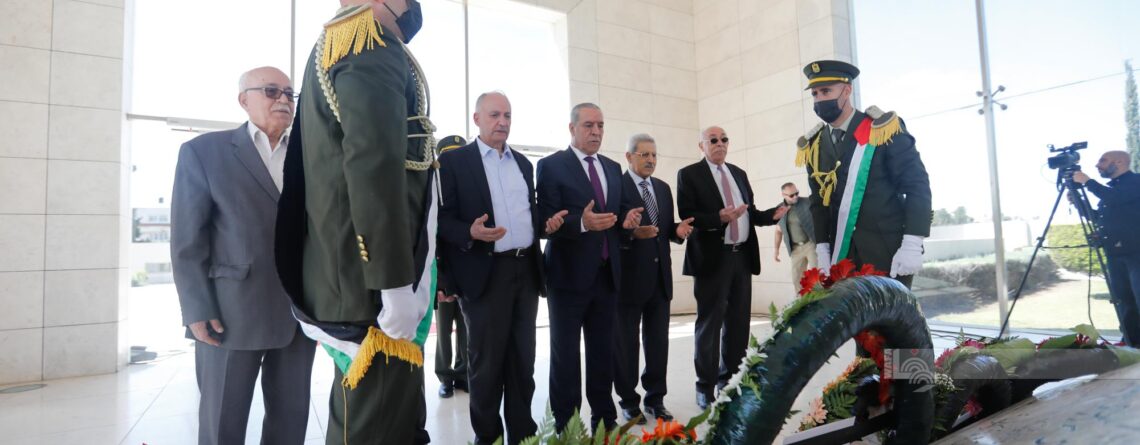 الشيخ وأعضاء في اللجنة التنفيذية يضعون إكليلا من الزهور على ضريح الشهيد ياسر عرفات